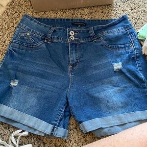 Signature Studio 💋Shorts 12 distressed 5” inseam 32” waist 10” rise
